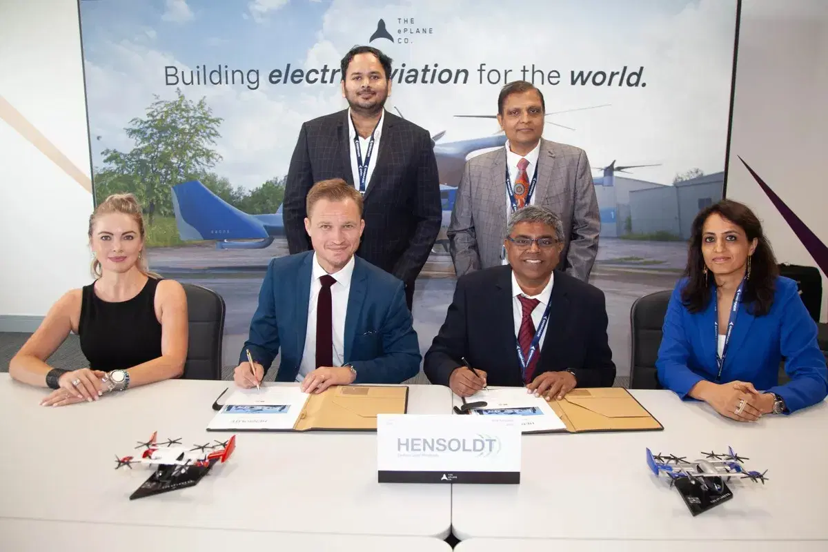The ePlane and HENSOLDT teams at the signing table